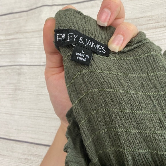 RILEY AND JAMES GREEN JUNIORS LARGE SLEEVELESS ROMPER - Picture 2 of 4